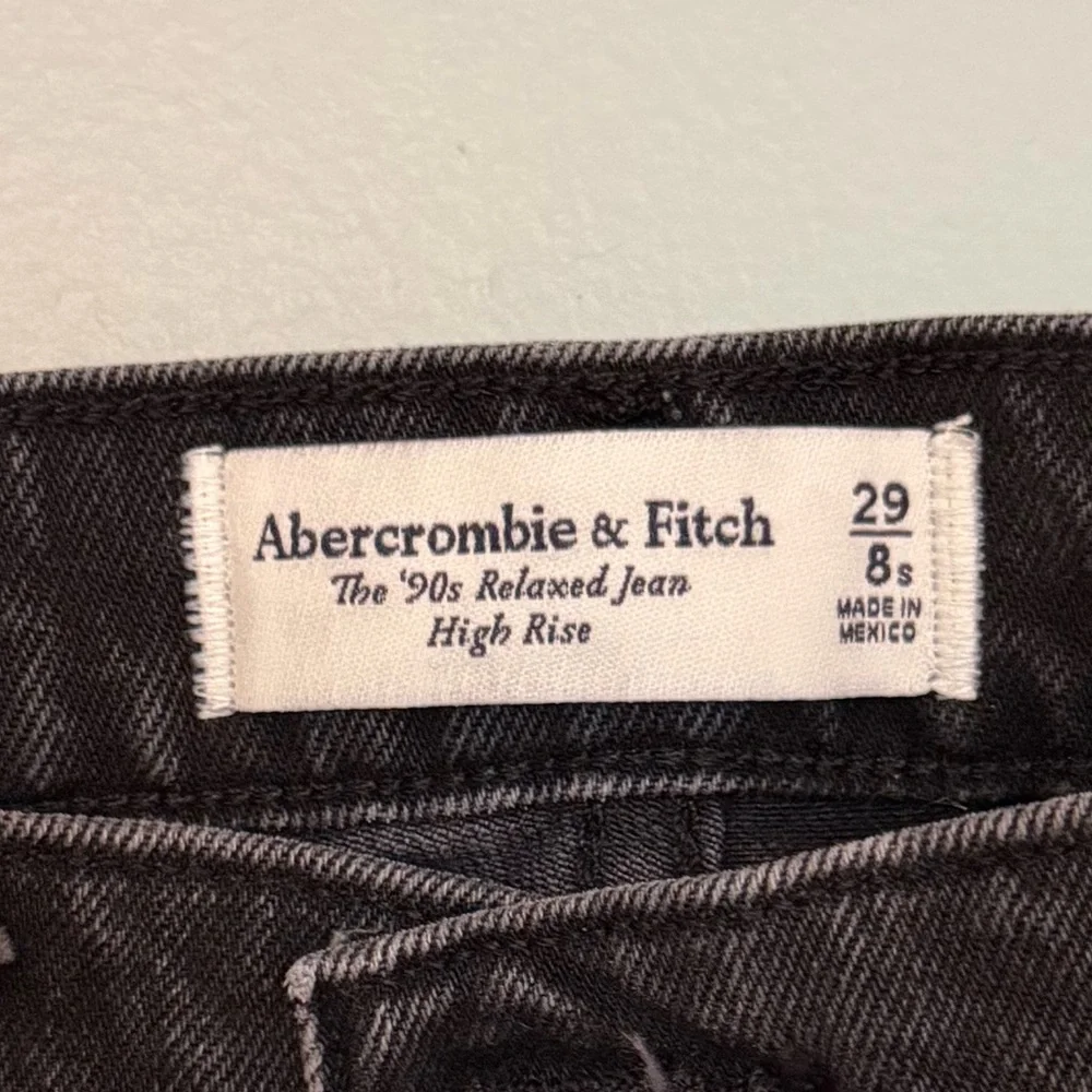 Abercrombie & Fitch Faded Black — 90’s Relaxed High Rise Frayed Hem Cropped Jean - Picture 3 of 7